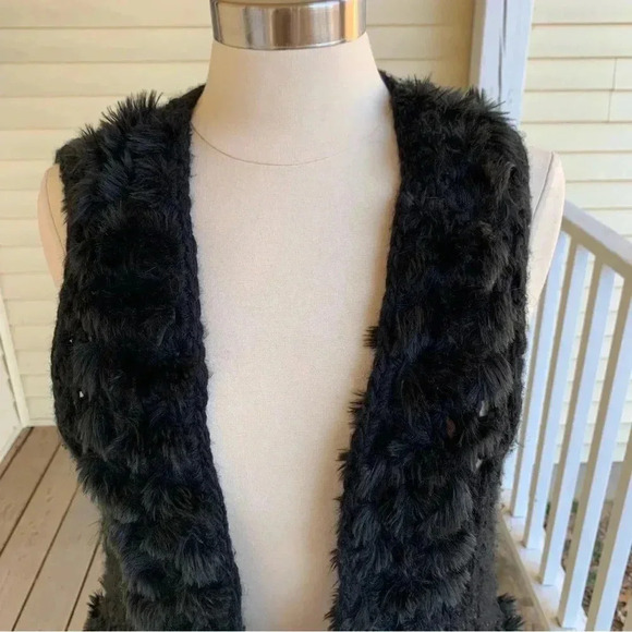 Chicos 1 Wool Blend Crochet Sweater Vest Faux Fur Trim Medium Open Weave Black - Picture 4 of 7